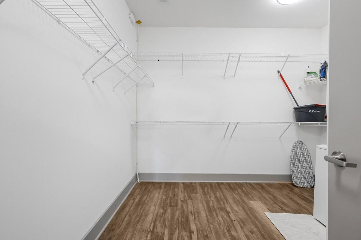 Midtown - 5 Min To Broadway - Free Secured Parking - Pool Apartment *