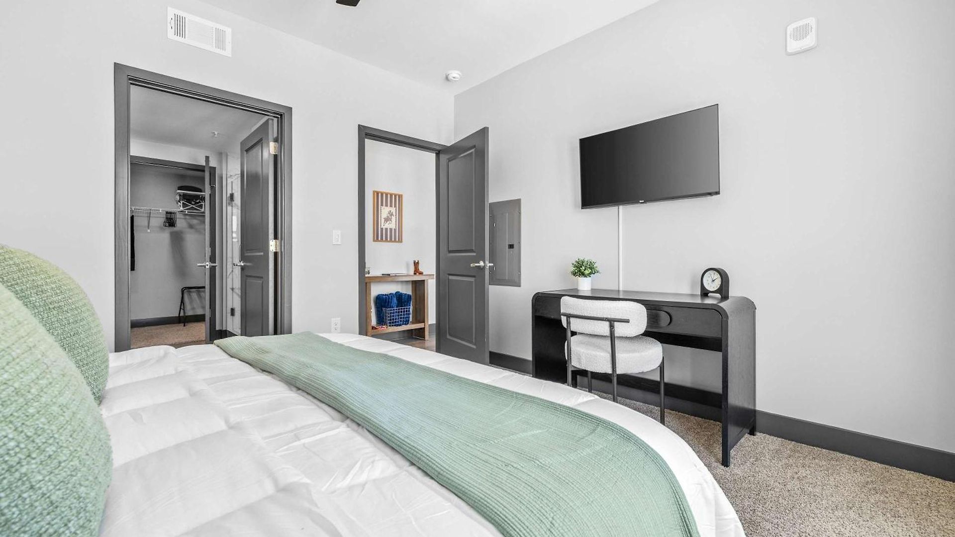 Apartment Stylish 2br W Skyline Views