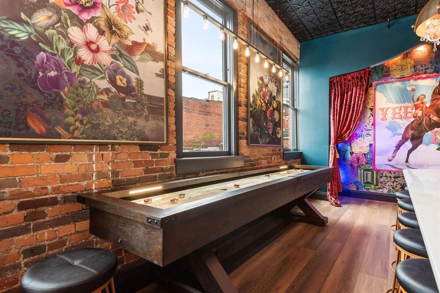 Holiday home The Velvet Songbird Downtown Luxe Sleeps 24