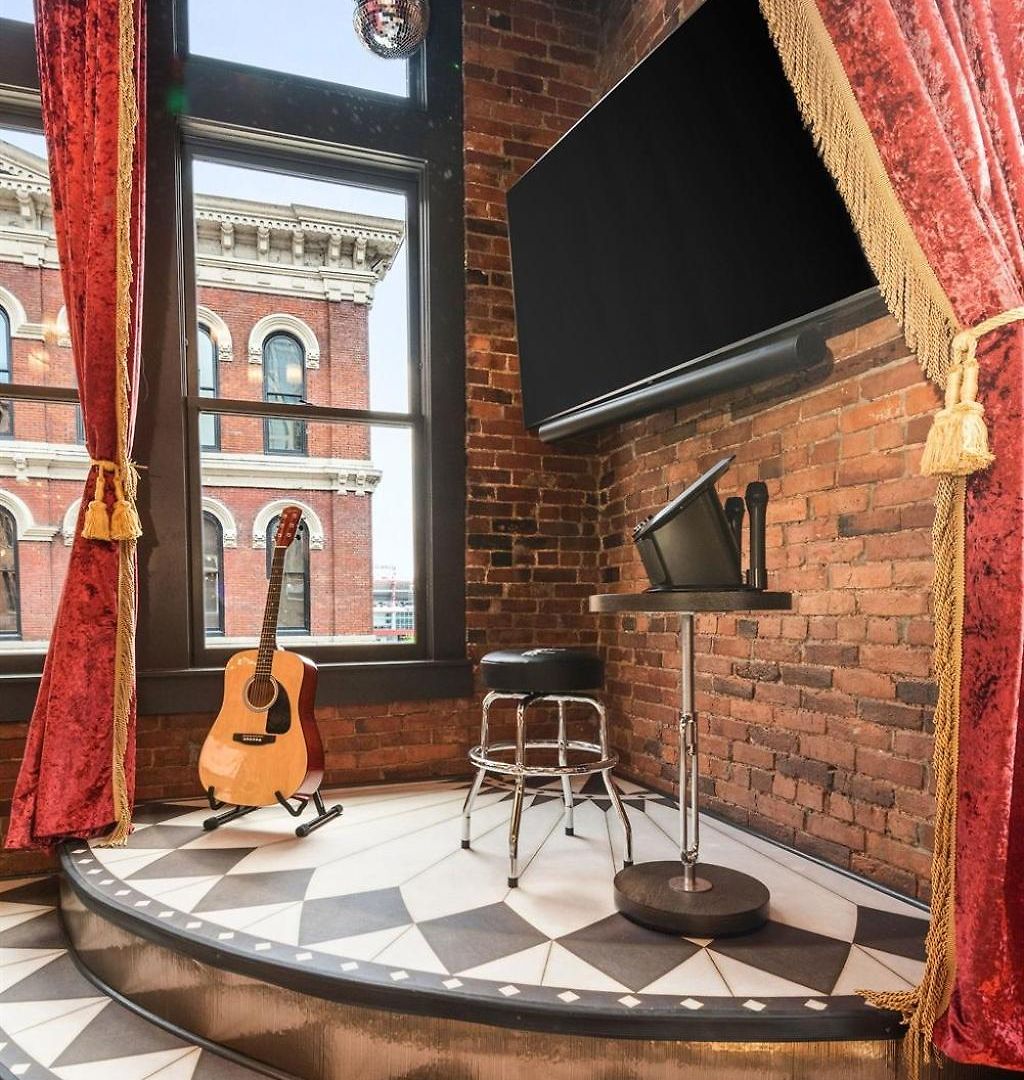 The Songbird-luxury Penthouse Steps To Broadway Holiday home *