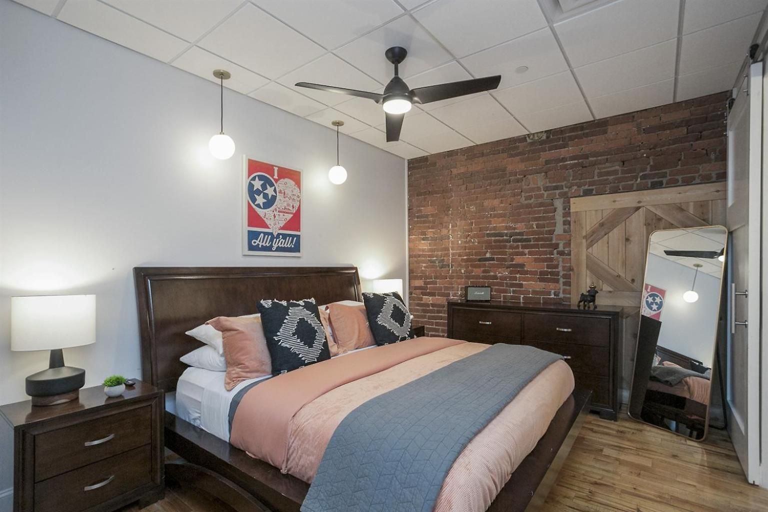 The Honky Tonk 2 Blocks To Broadway,printers Alley *