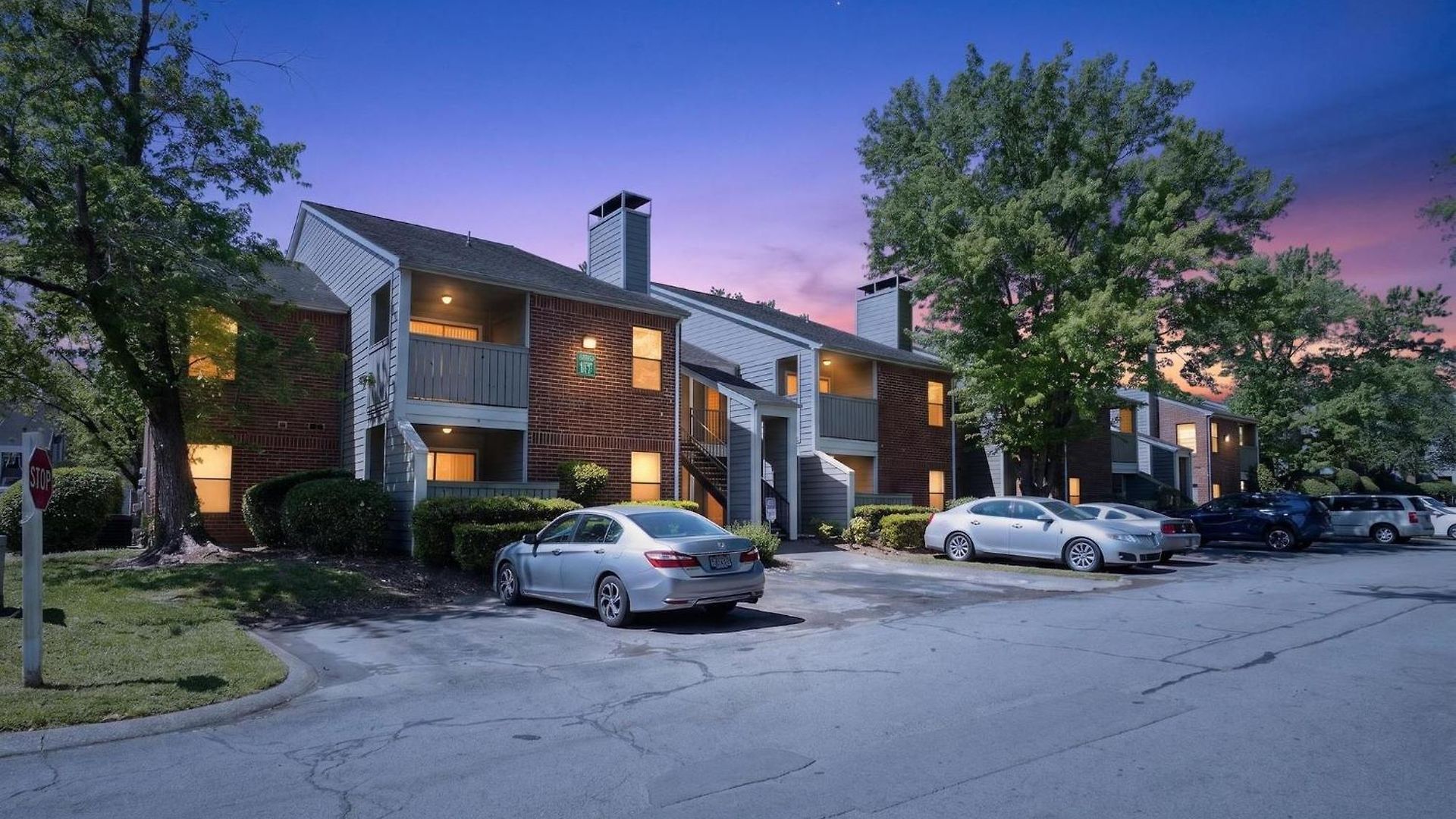 Modern Minutes From Downtown Apartment *
