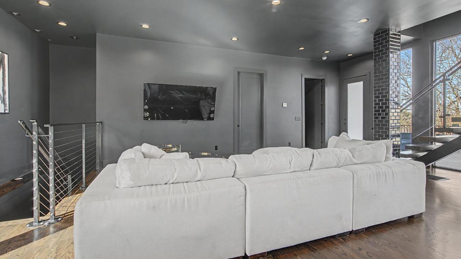 Modern Oasis Downtown Skyline View Prime Apartment Nashville