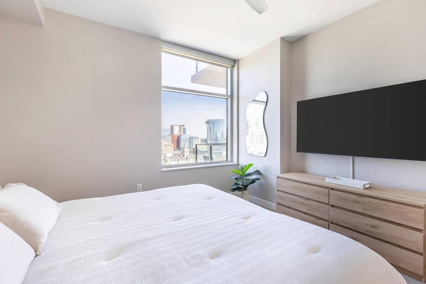 Skyline Views Gulch For 2, Private Balcony Apartment