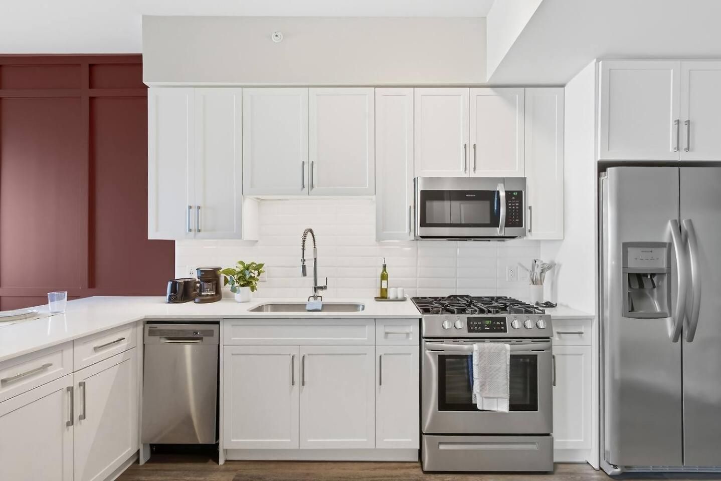 Apartment Luxury Pool, Gym, Views + Free Parking *