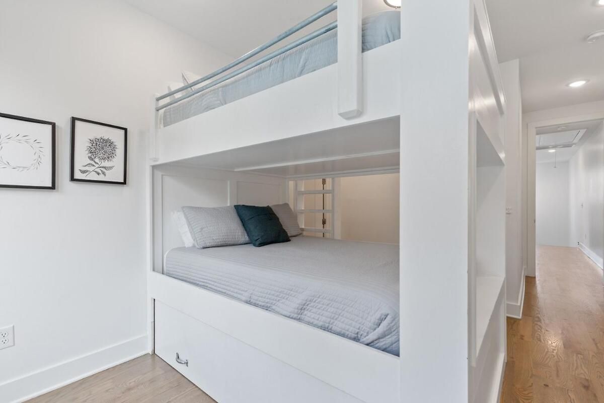 The Pad King Bunk 2 Baths Apartment *