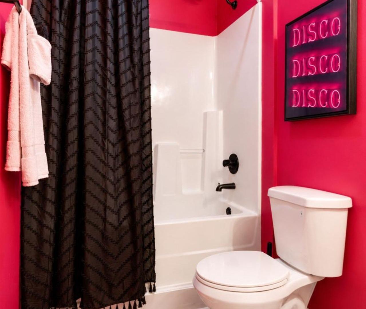 Pink Pony Club Retreat Near Vanderbilt Sleeps 6 Apartment *