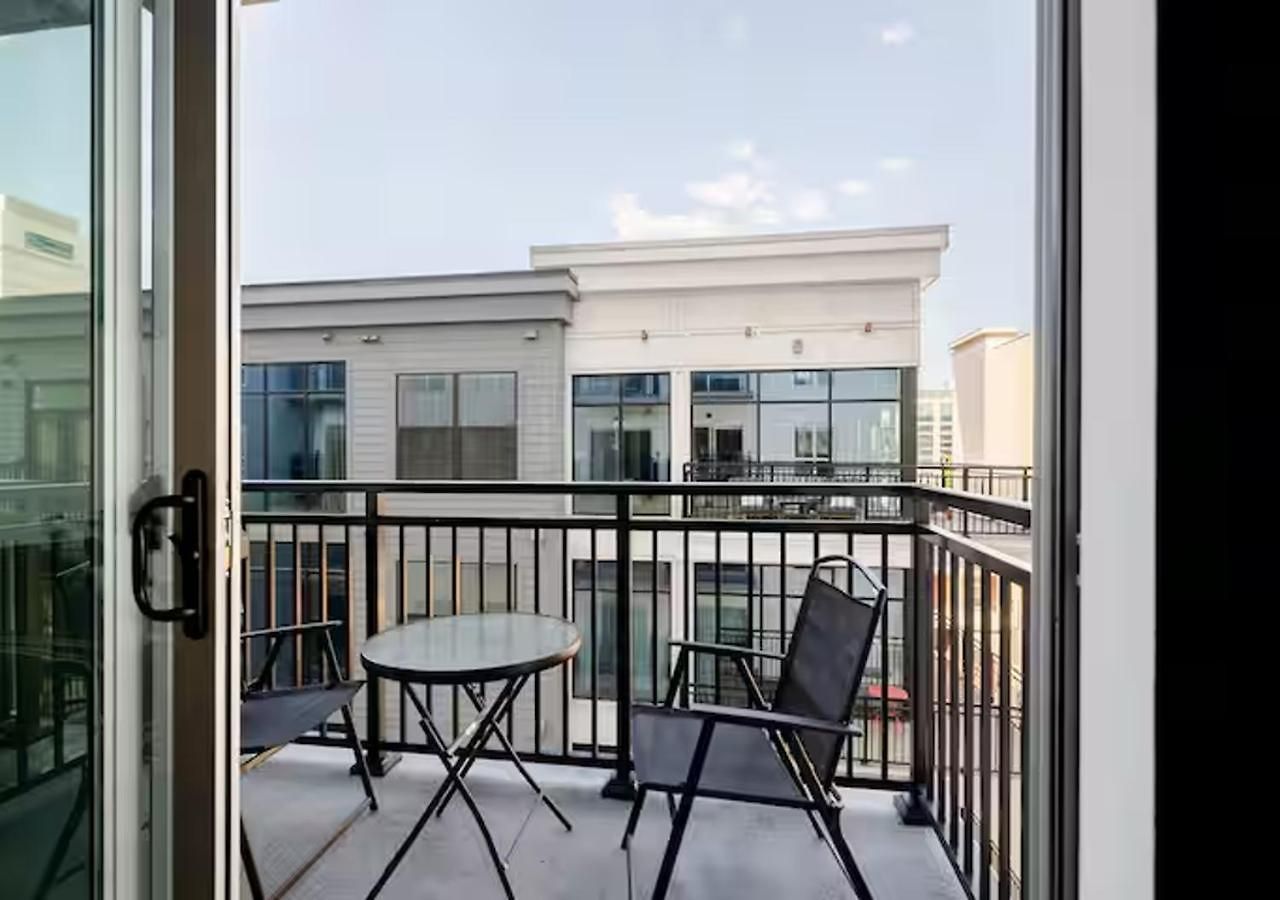 Apartment Downtown Walk To Broadway Pool, Private Balcony, Free Parking!