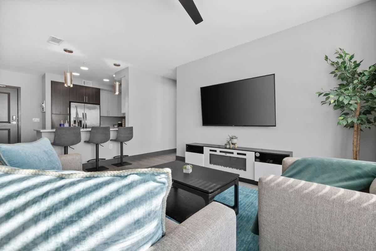 View Getaway 2br Near Broadway & Gulch Apartment