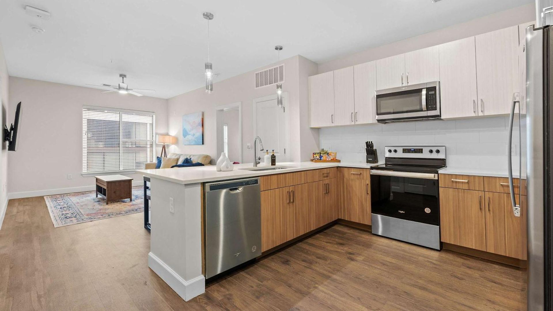 2br Near Broadway W Fireplace & Pool *