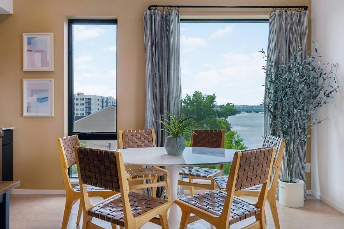 Apartment Luxury Downtown Riverview With Garage And Two Balconies Nashville
