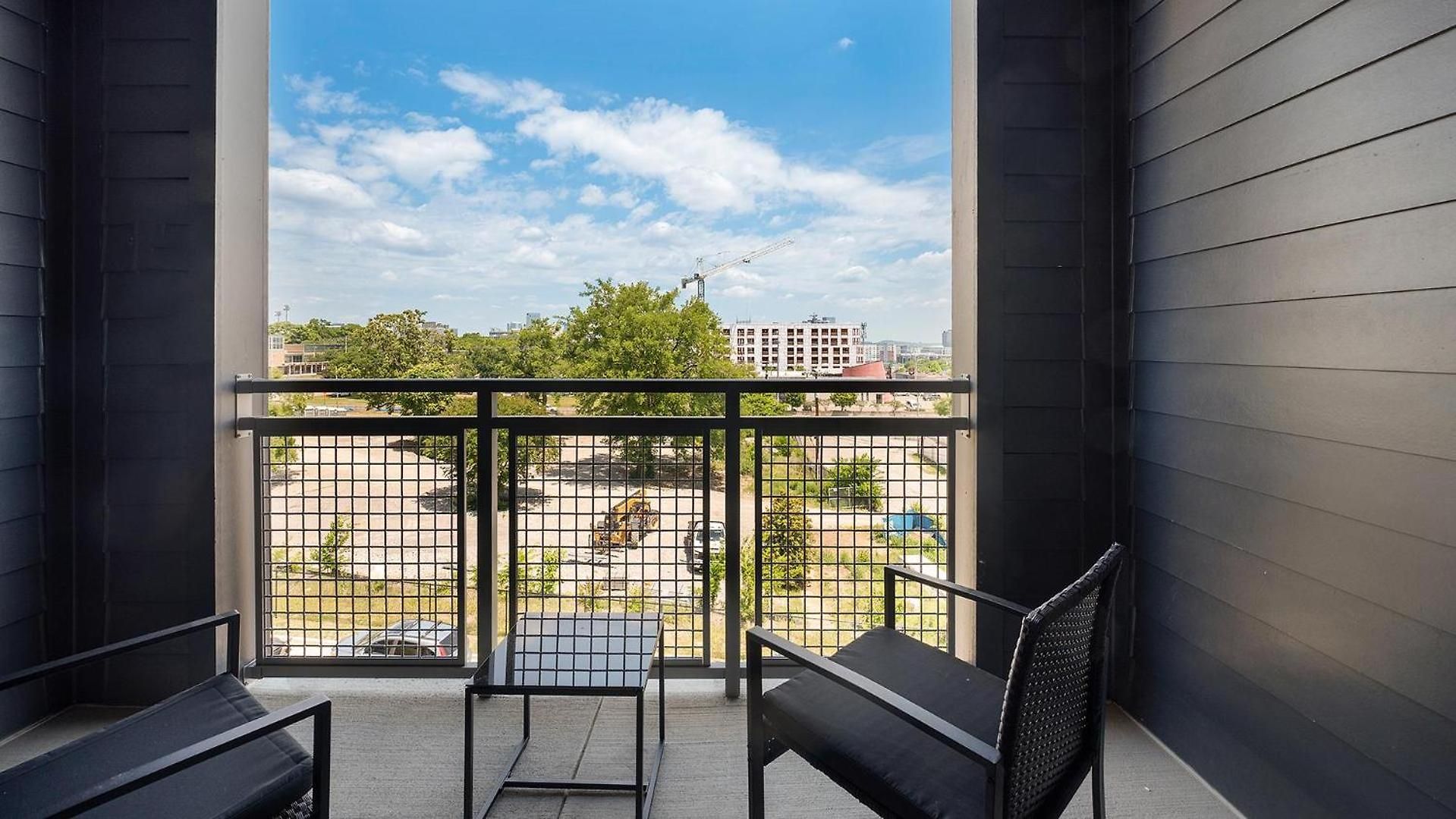 Landing Beautiful 2Bd Gym Courtyard Nashville