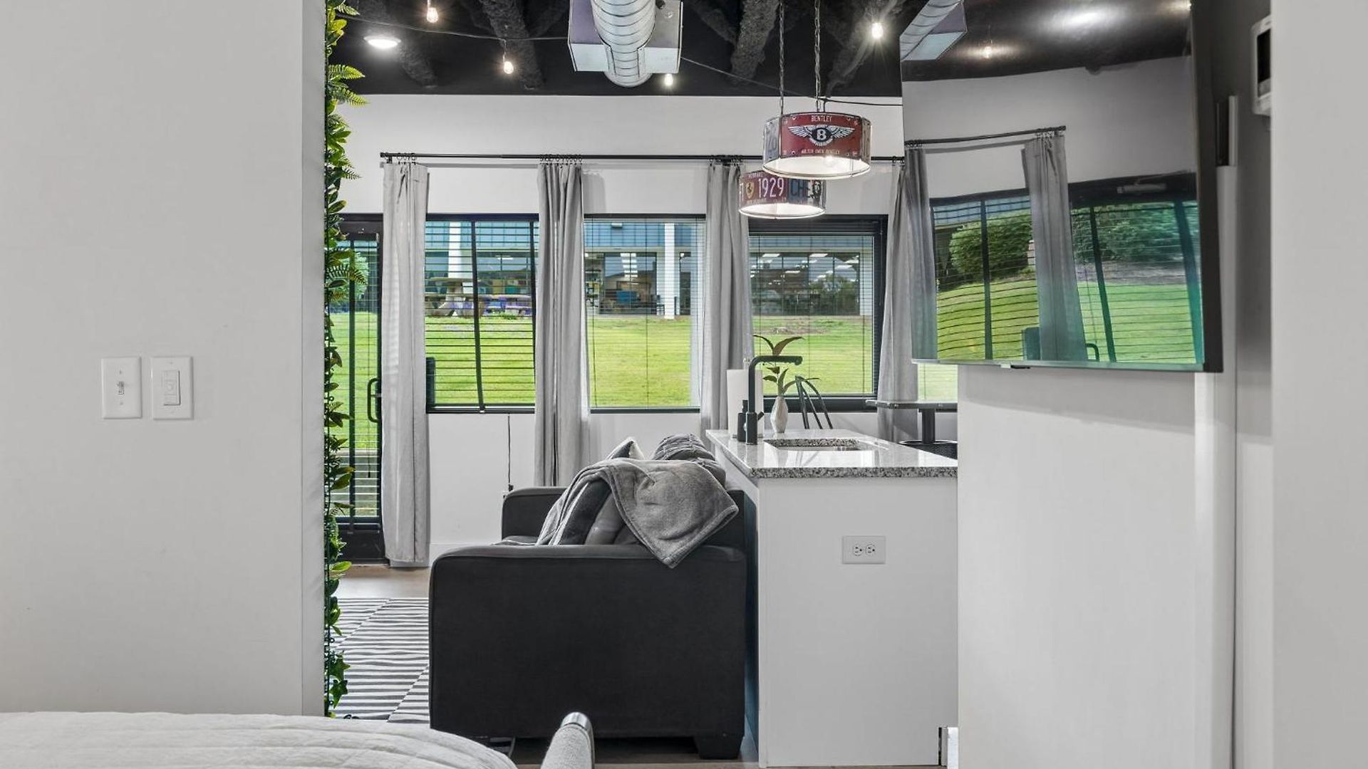 Spacious Near Downtown & Bna