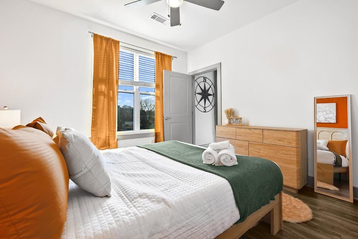 Apartment Midtown - 5 Min To Broadway - Free Secured Parking - Pool *