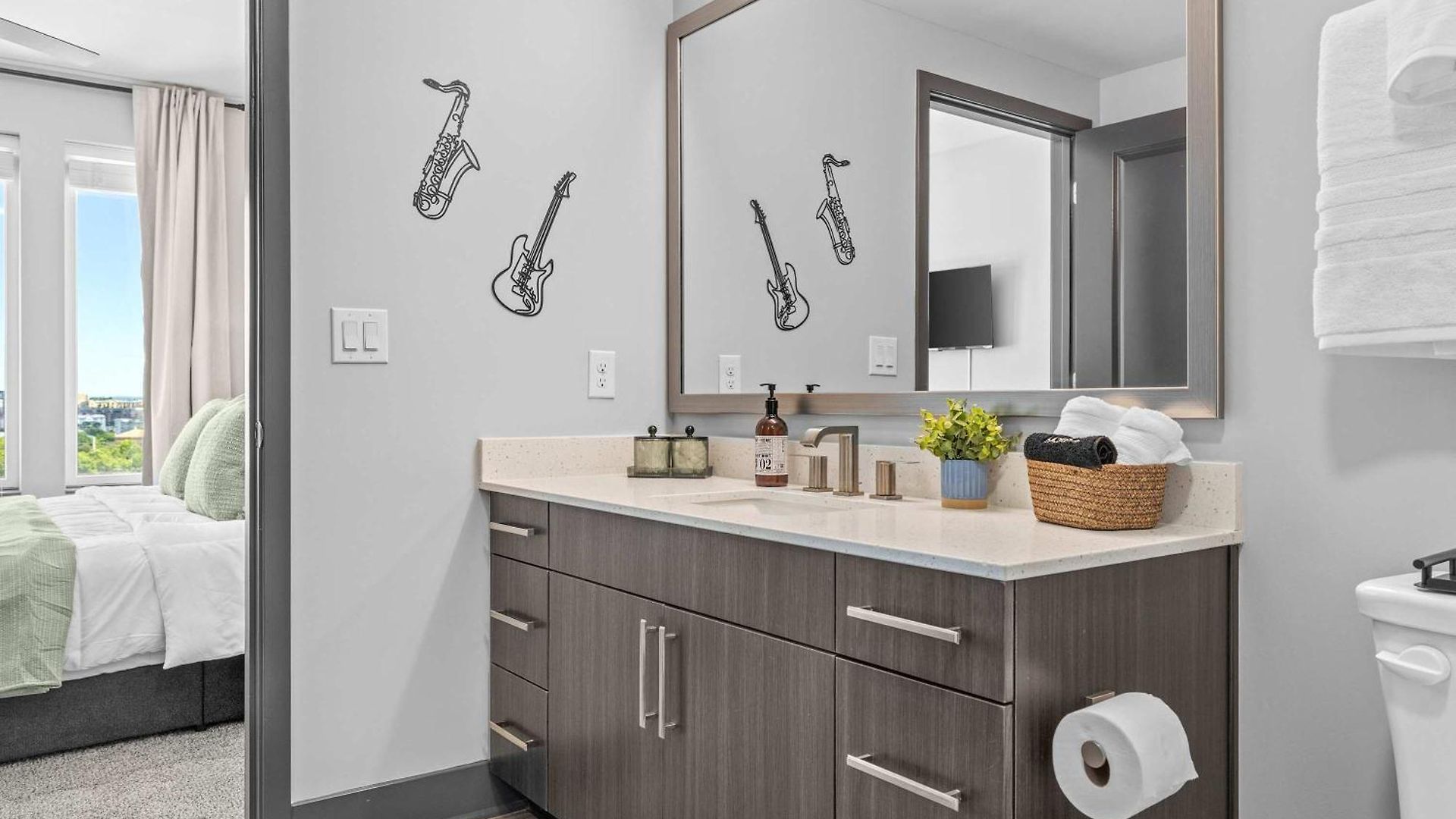 Stylish 2br W Skyline Views Apartment *