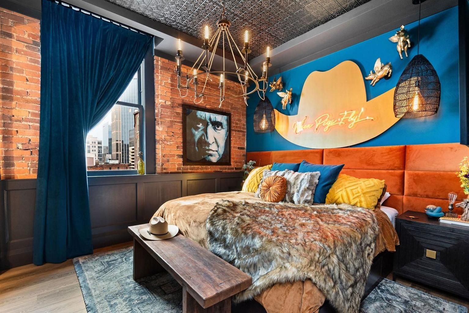 The Velvet Songbird Downtown Luxe Sleeps 24 *