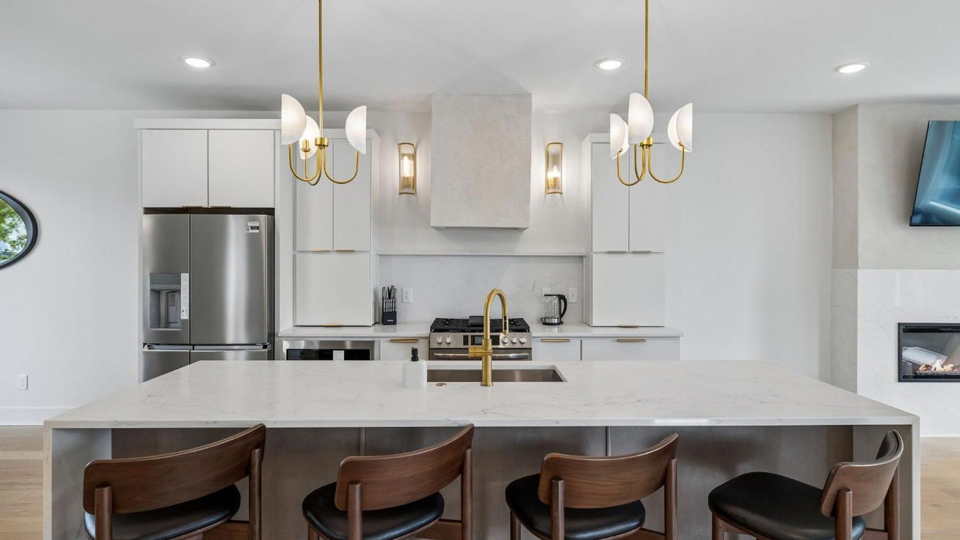 Modern 4br Townhouse Rooftop Lounge Apartment *