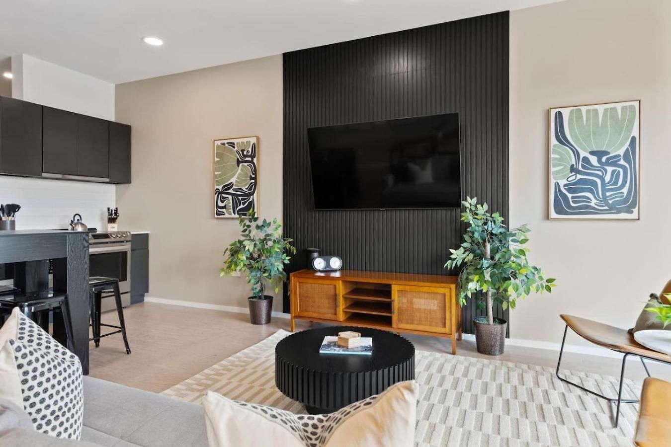 River View Luxury With Garage, Walk To Downtown Apartment *