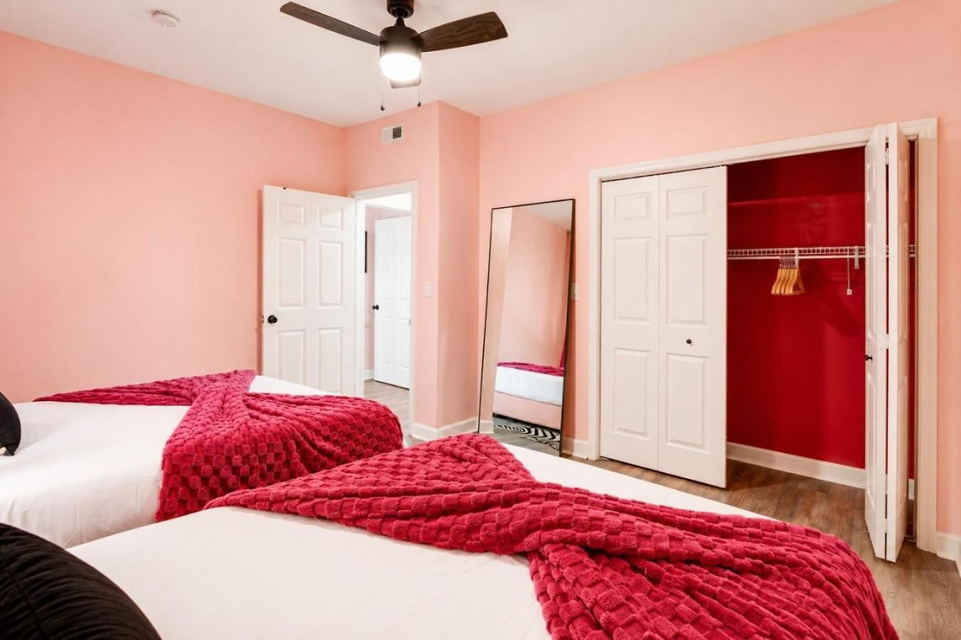 Pink Pony Club Retreat Near Vanderbilt Sleeps 6 Apartment