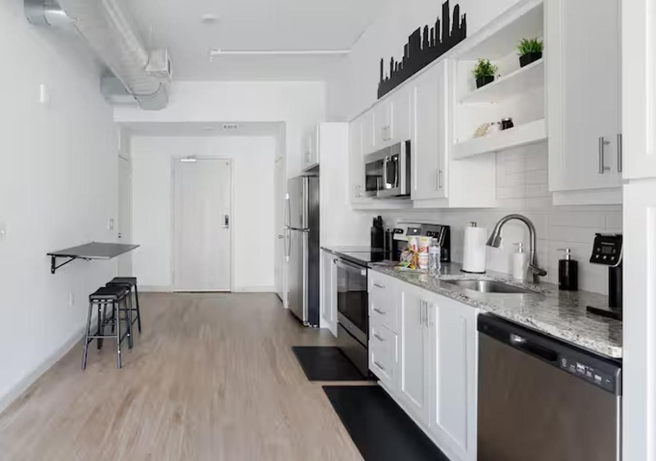 Downtown Walk To Broadway Pool, Private Balcony, Free Parking! * Nashville