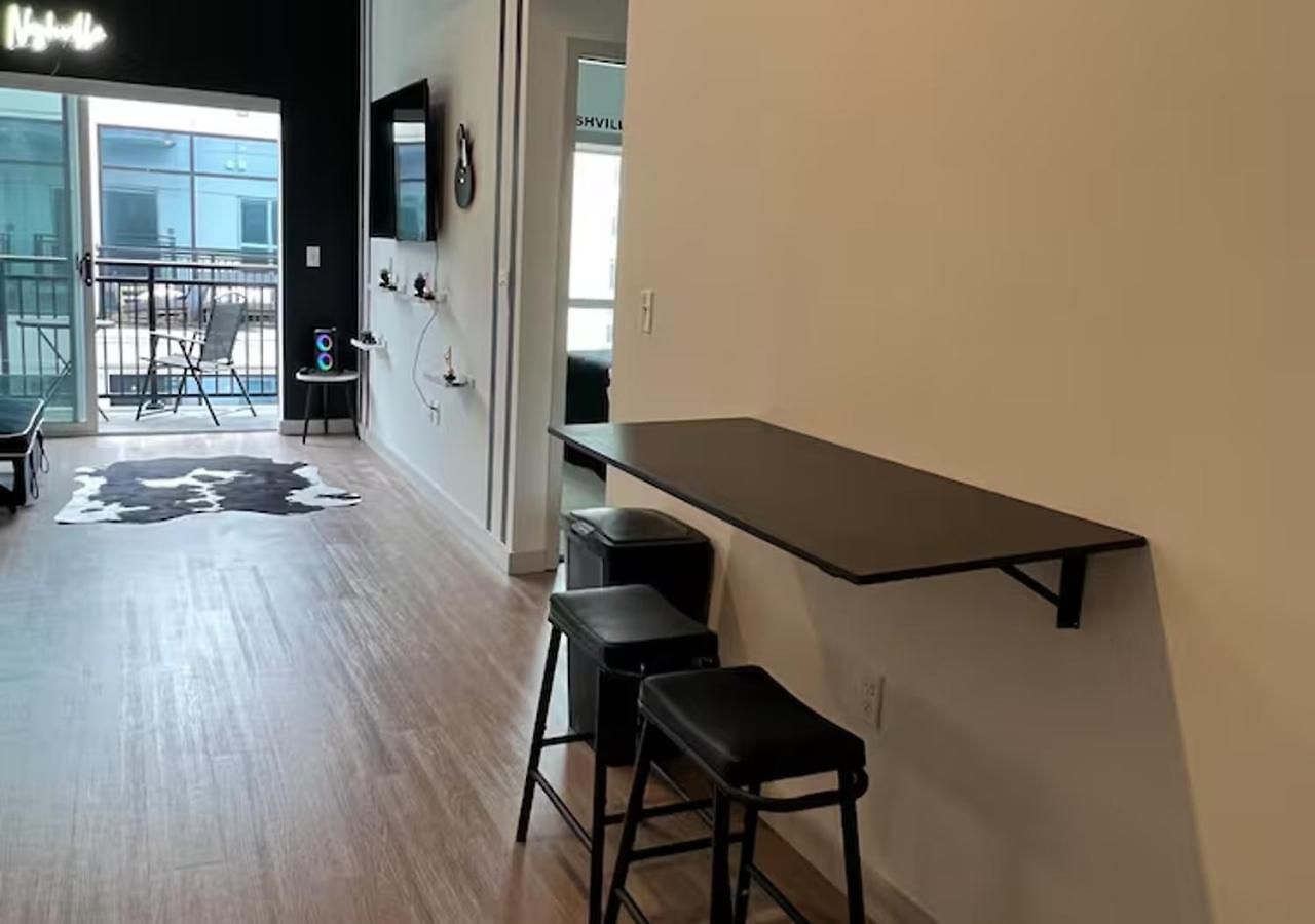 Downtown Walk To Broadway Pool, Private Balcony, Free Parking! * Nashville