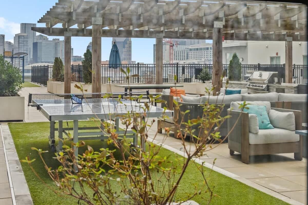 Spacious 2br N Gulch Walk To Broadway & Rooftops Nashville