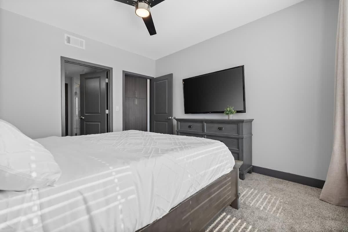 View Getaway 2br Near Broadway & Gulch Apartment