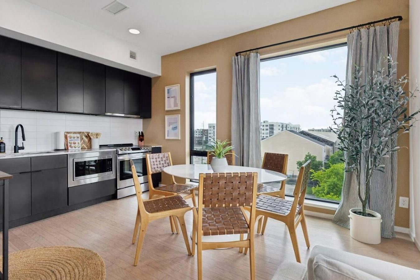 Luxury Downtown Riverview With Garage And Two Balconies *