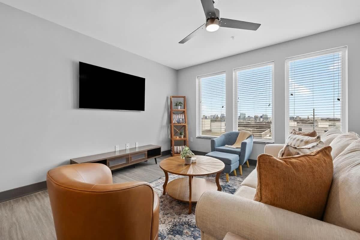 Stylish 2br Near Sylvan Park- Music Views