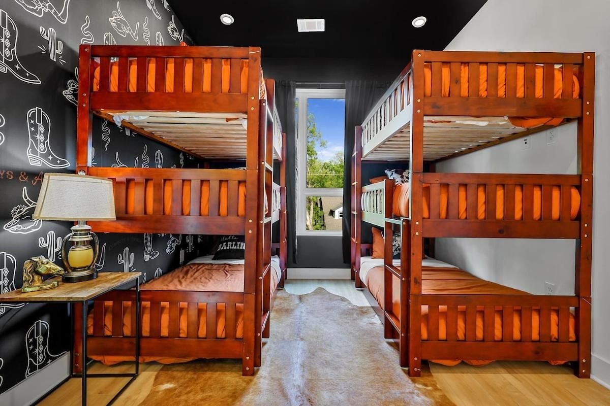 Cowboys And Angels - Sky Deck And Parking - East Apartment