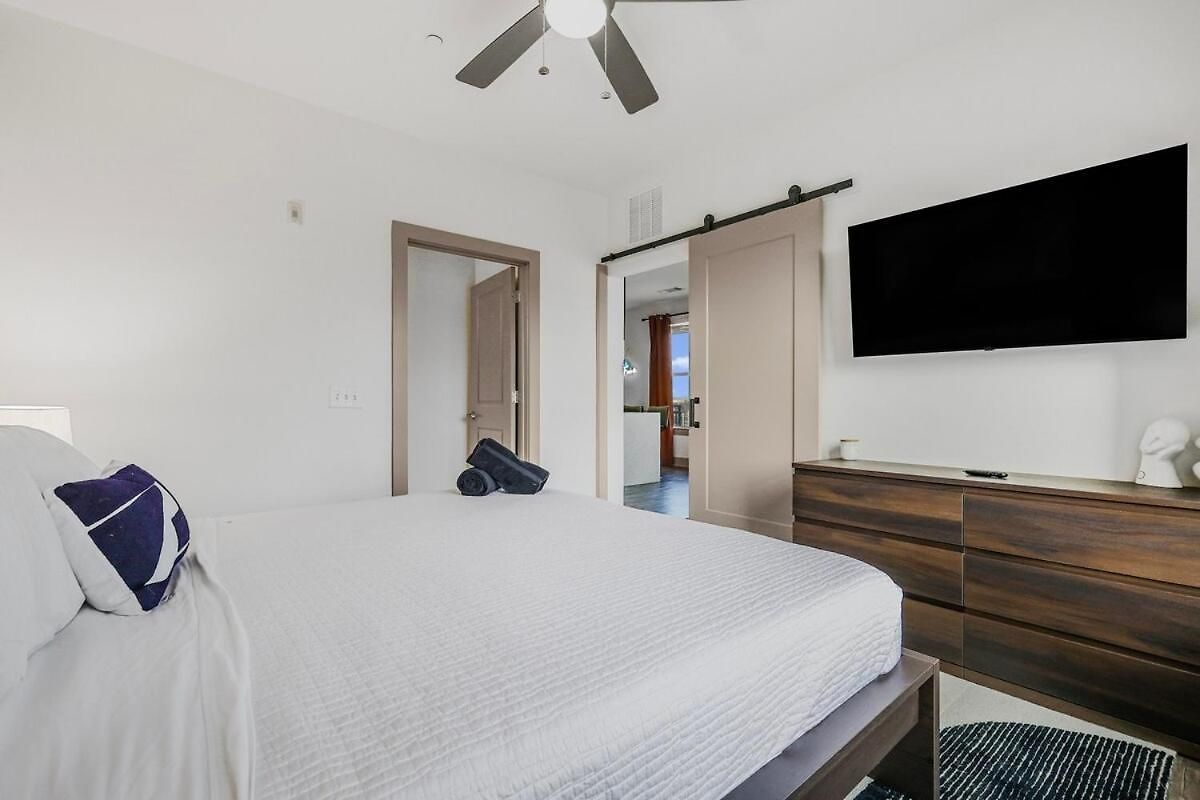 Mid-century Sunlit - Min To Brdwy - Parking Apartment *