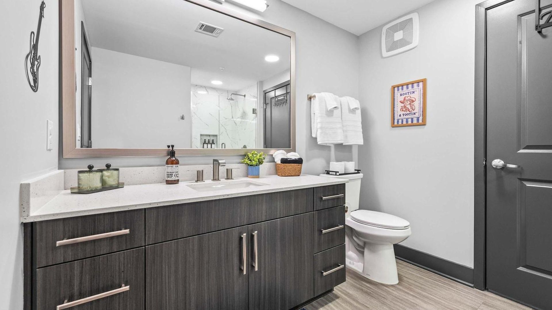 Stylish 2br W Skyline Views Apartment Nashville
