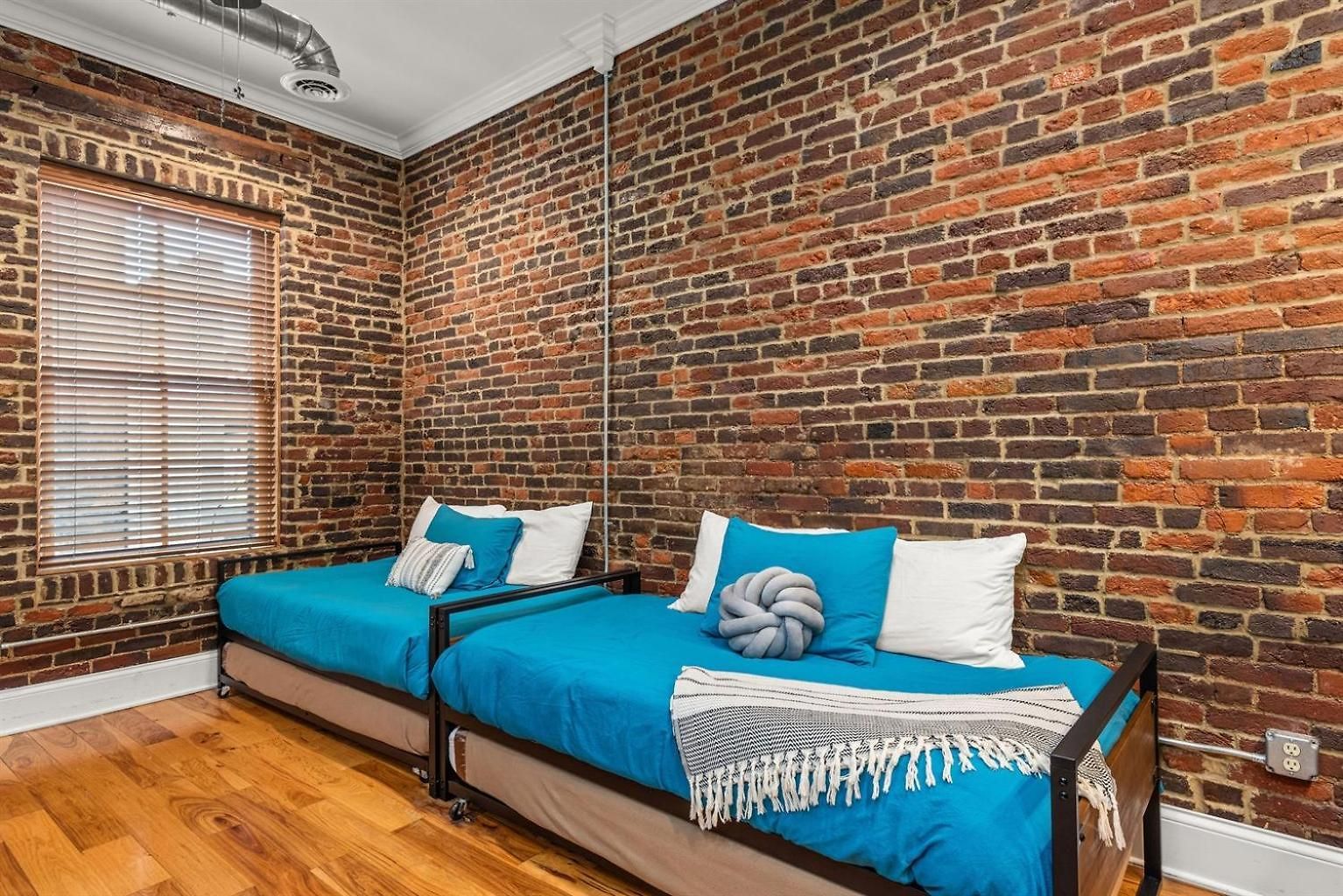 The Johnny Cash Dual Downtown At Printer's Alley & Steps To Broadway Holiday home Nashville