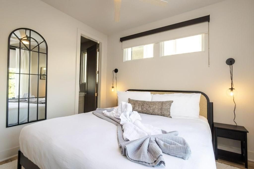 Bachelorette Dream | 2 Units | 8 Kings + 8 Baths * Nashville