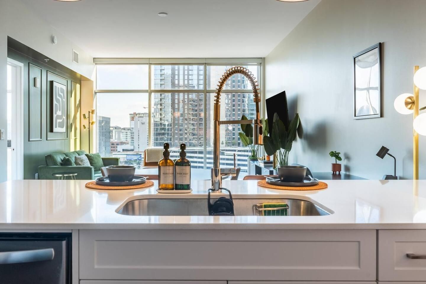 Apartment Luxury Gulch Skyline Views, Pool, Parking *
