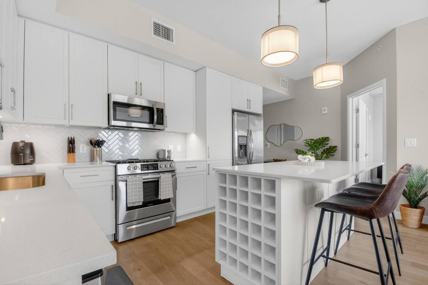 Broadway Views Lux Gulch Condo+ Private Balcony Apartment *