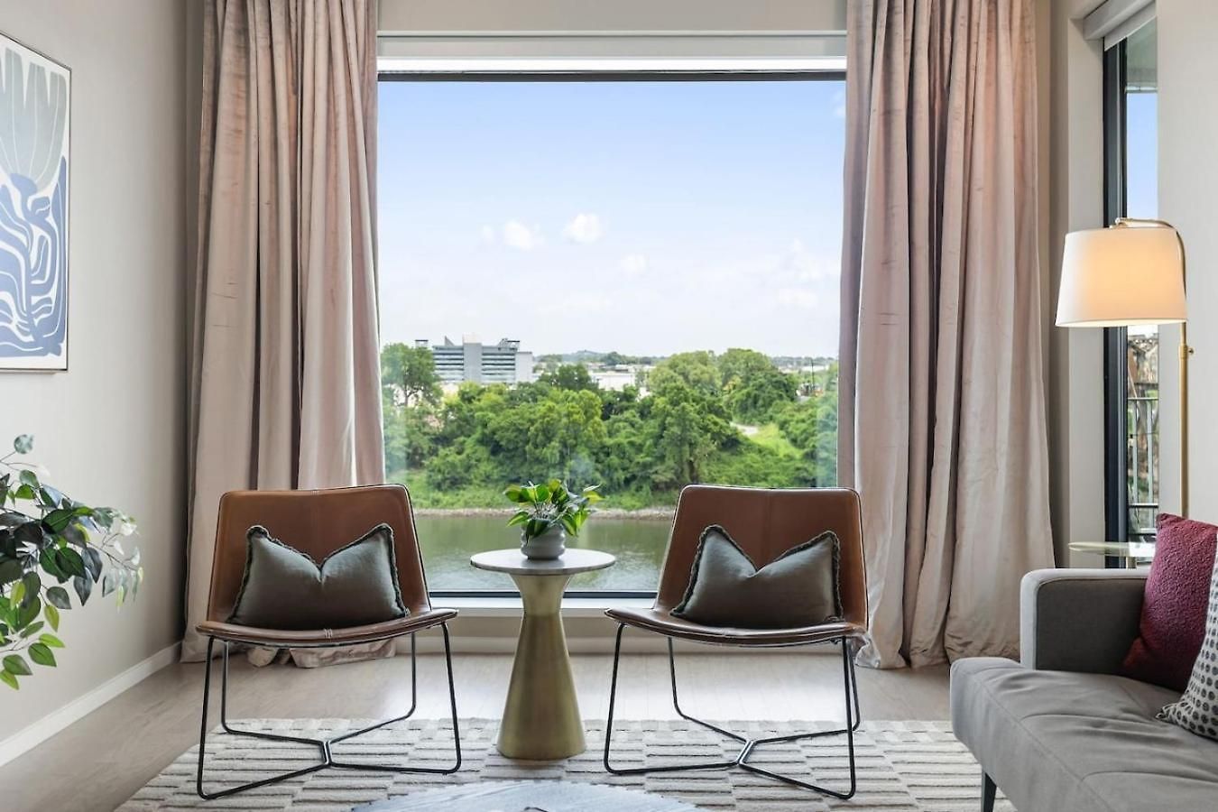 River View Luxury With Garage, Walk To Downtown Apartment *