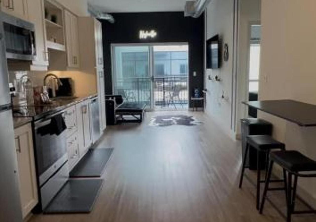 Downtown Walk To Broadway Pool, Private Balcony, Free Parking! Apartment *