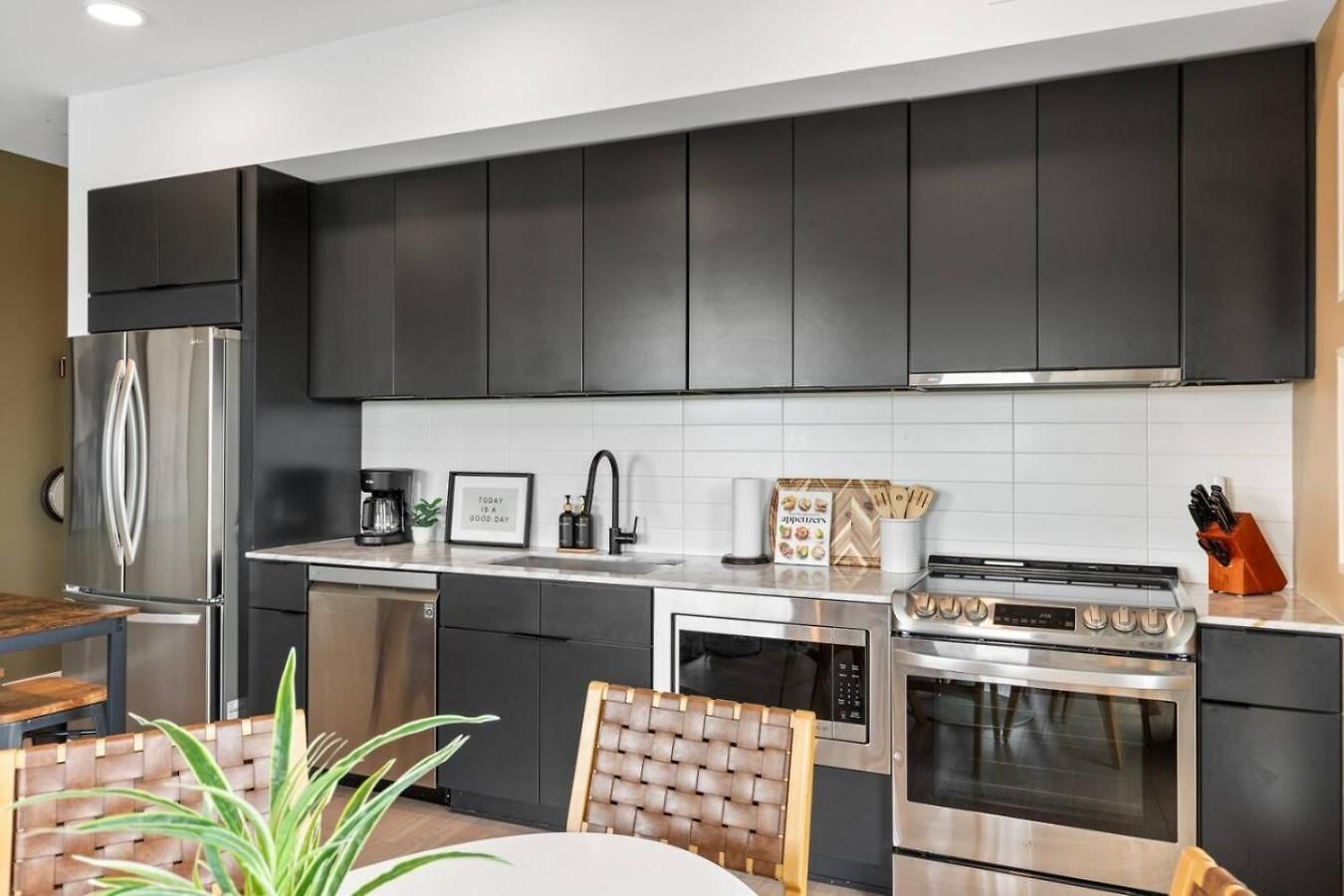 Luxury Downtown Riverview With Garage And Two Balconies Apartment *
