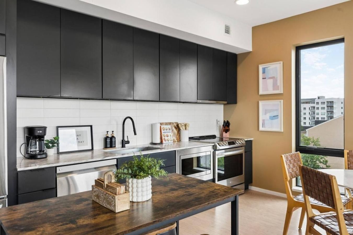 Luxury Downtown Riverview With Garage And Two Balconies *