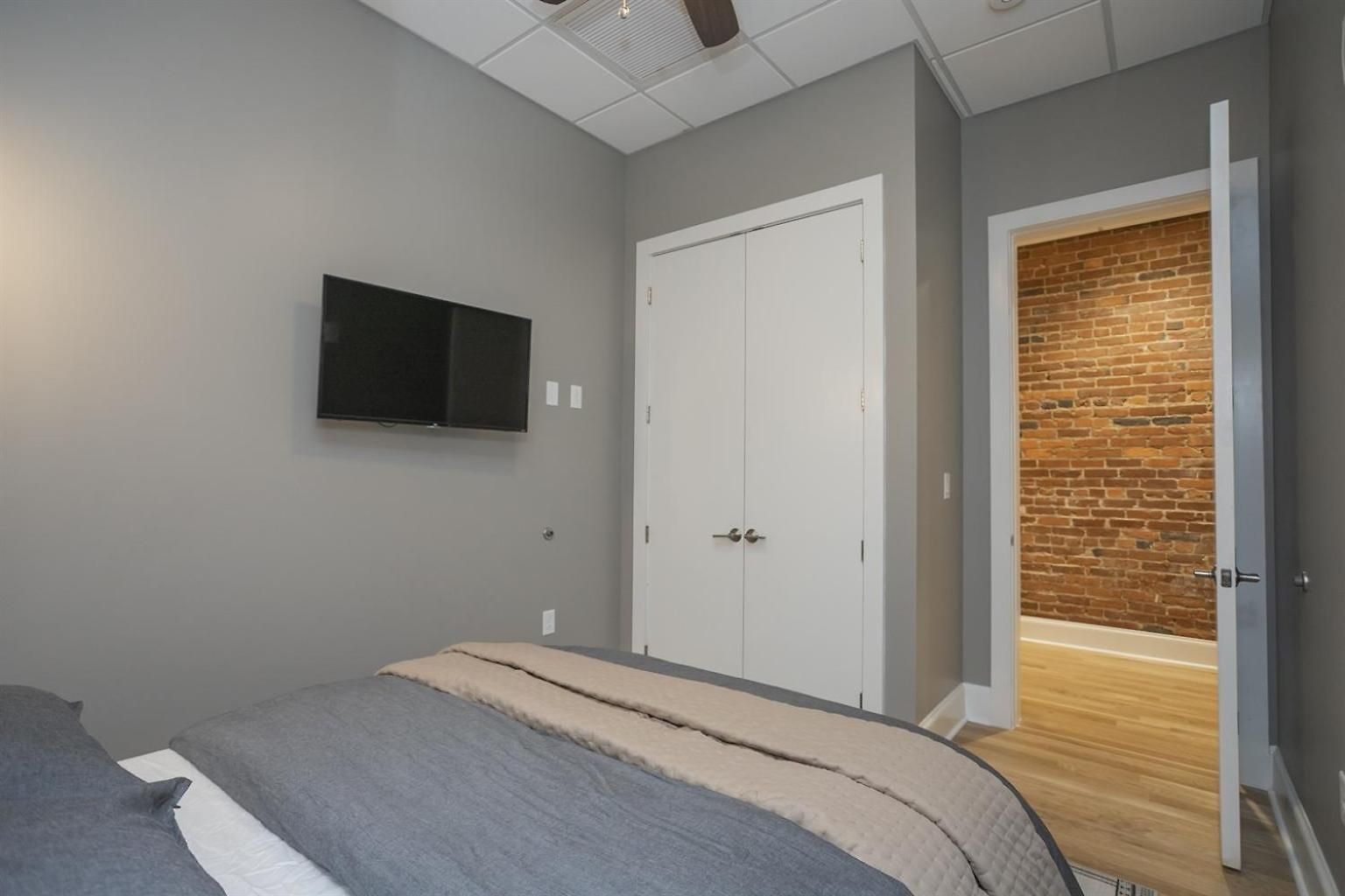 The Record -steps To Broadway & Printers Alley Holiday home Nashville