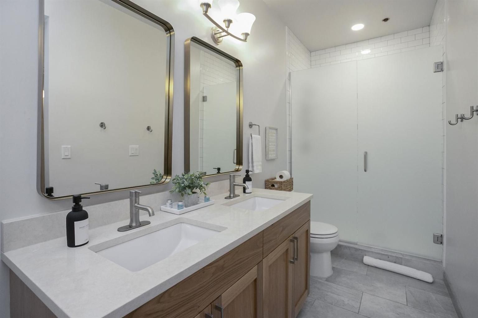 The Honky Tonk 2 Blocks To Broadway,printers Alley Nashville