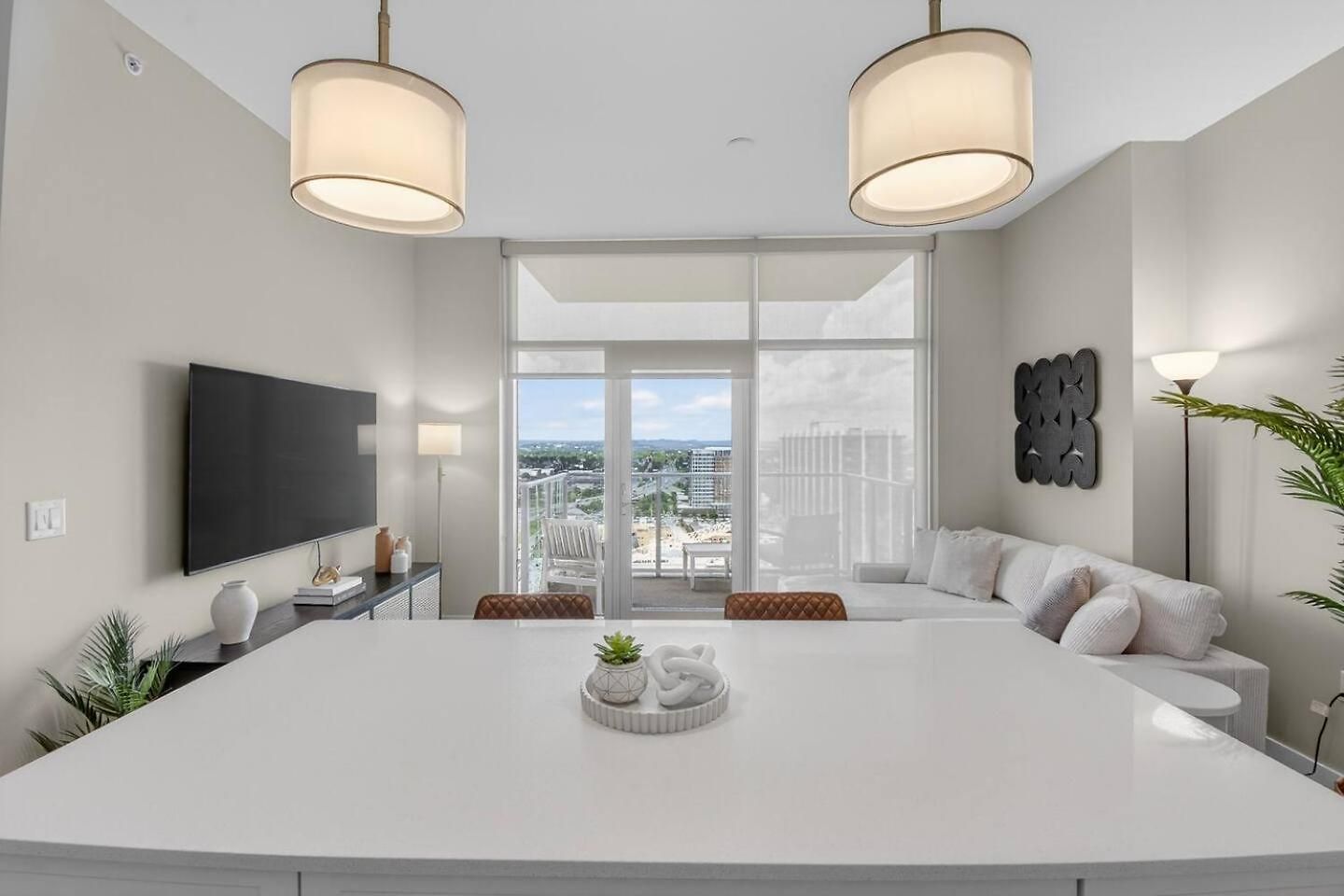 Broadway Views Lux Gulch Condo+ Private Balcony Apartment *