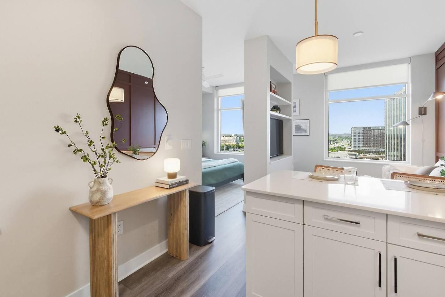 Luxury Pool, Gym, Views + Free Parking Apartment Nashville