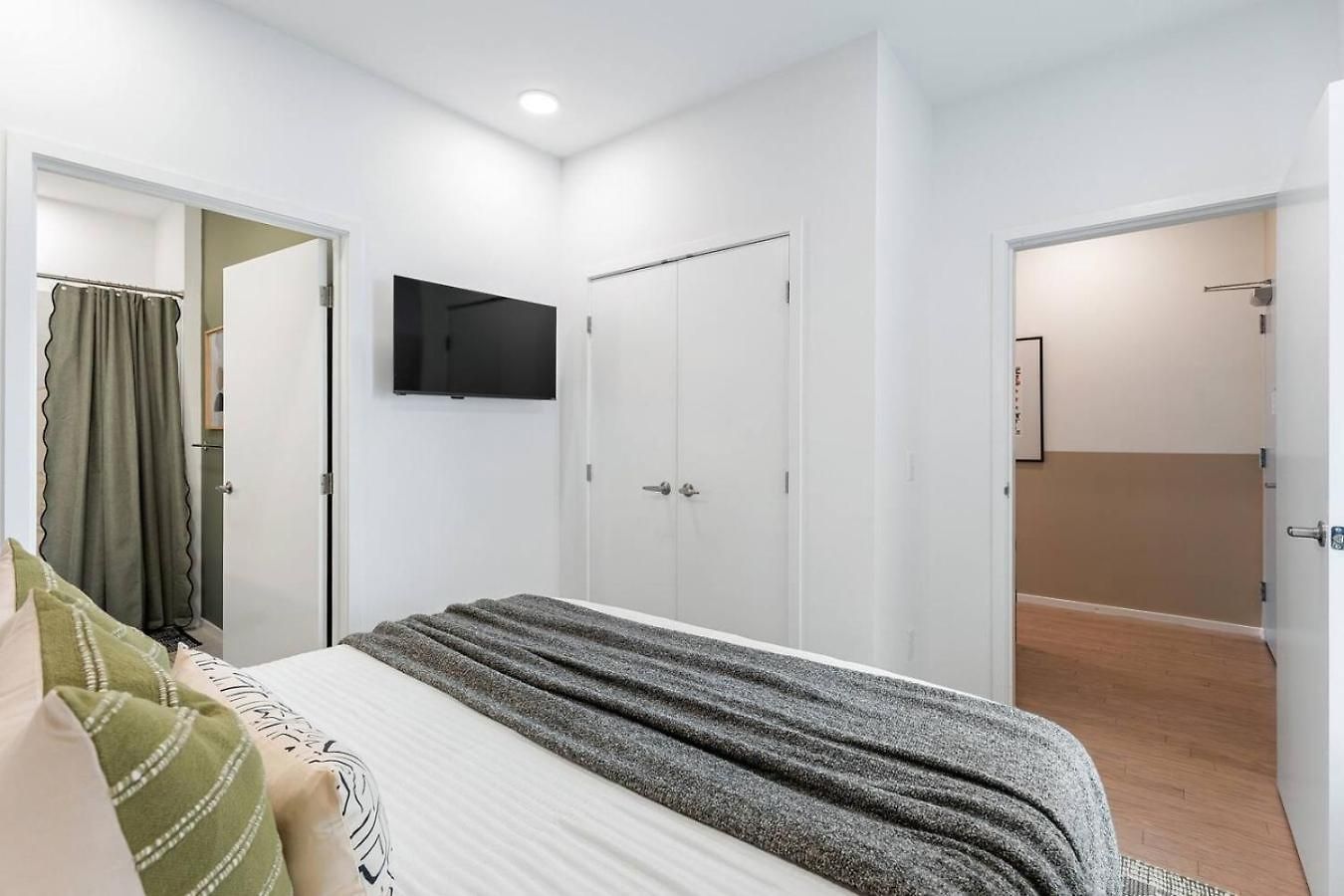Apartment River View Luxury With Garage, Walk To Downtown *
