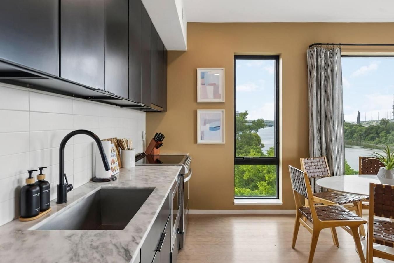 Luxury Downtown Riverview With Garage And Two Balconies
