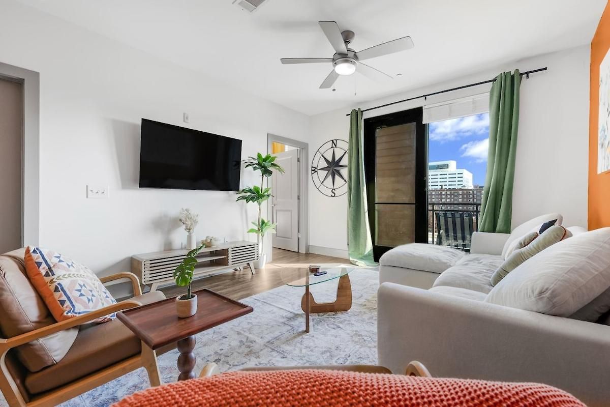 Midtown - 5 Min To Broadway - Free Secured Parking - Pool Apartment