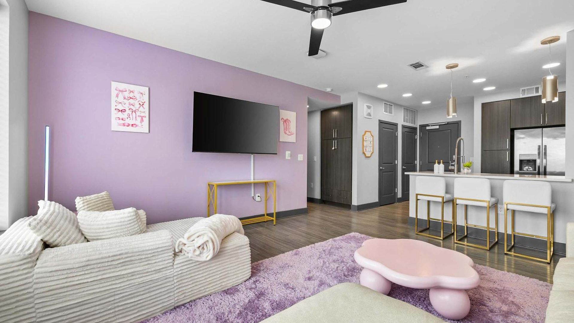 Apartment Vibrant Retreat Pool And Glam