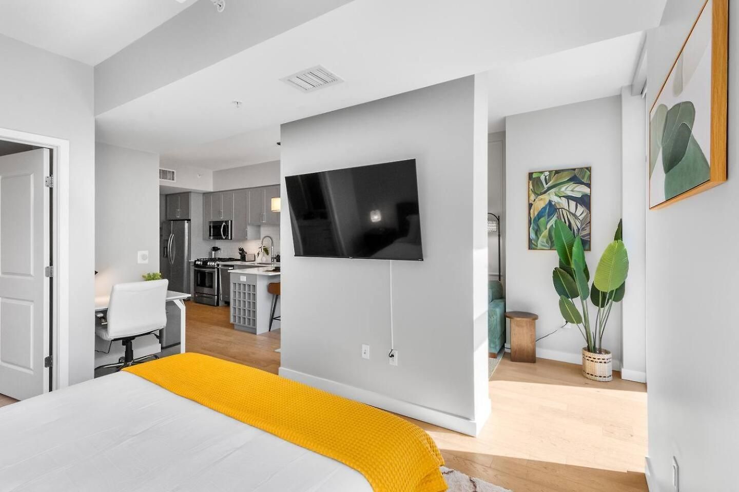 Luxury Pool, Gym & Lounge + Free Parking Apartment