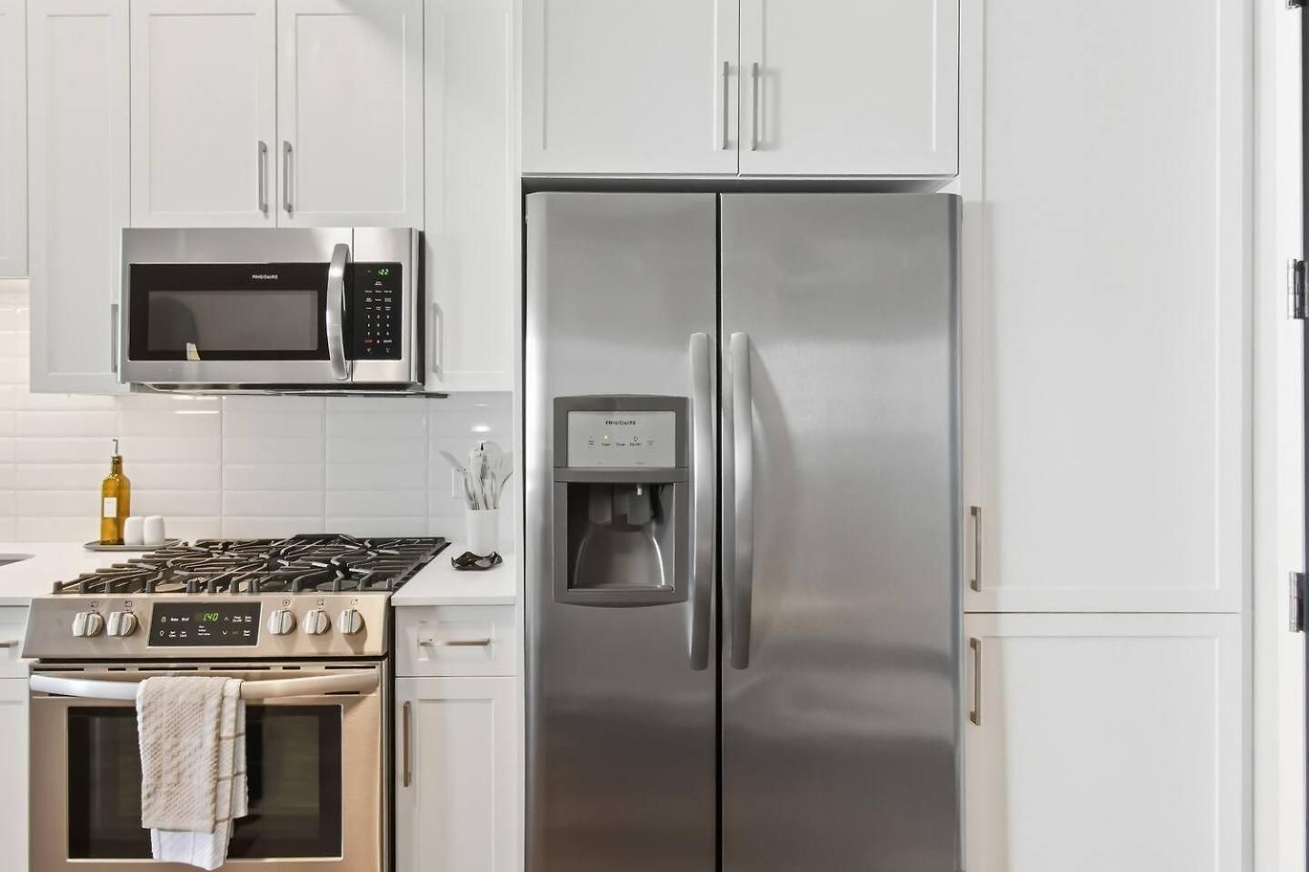 Apartment Luxury Pool, Gym, Views + Free Parking *